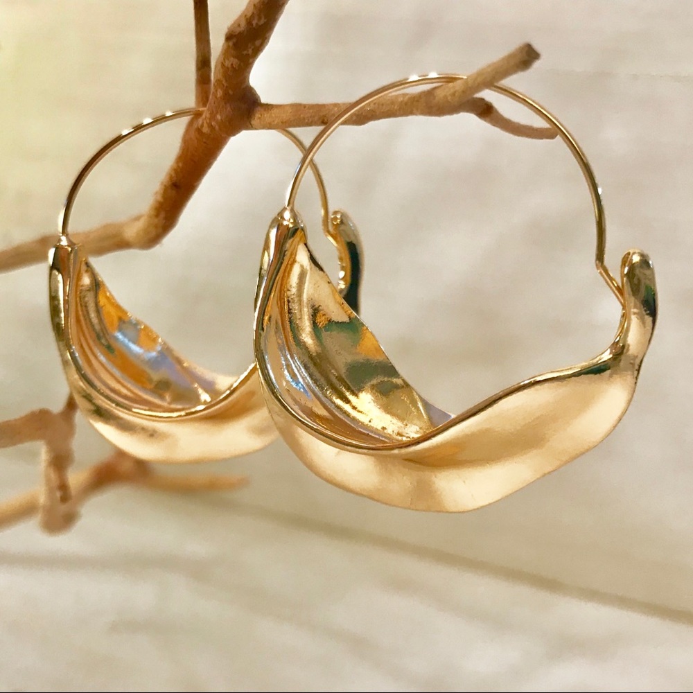 🍃Lovely Leaf Hoop Earrings🍃 - Picture 3 of 4